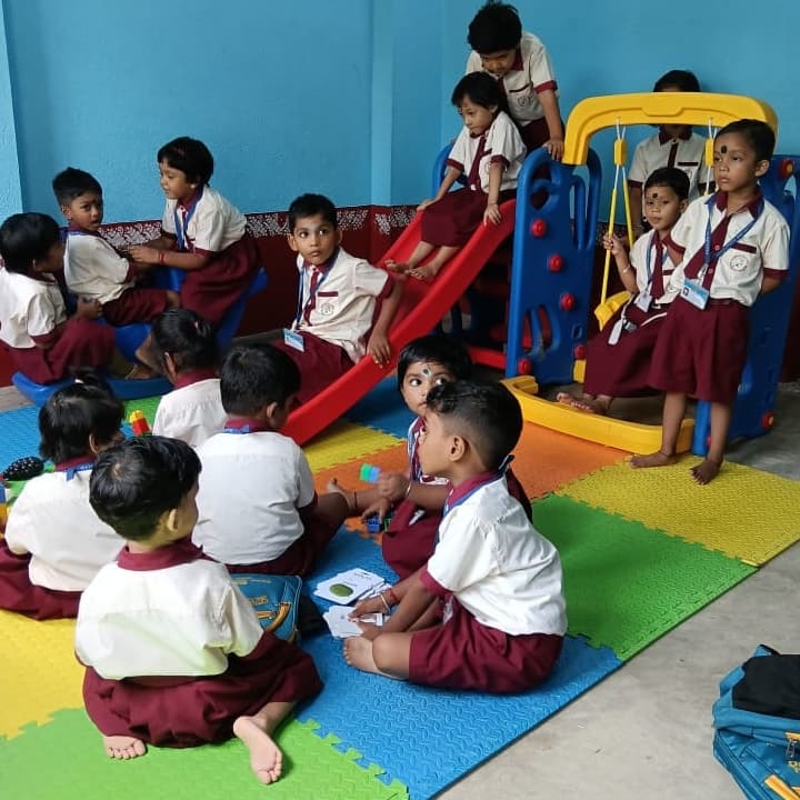 রঙিন কুশন ম্যাটে খেলাধুলার আনন্দ