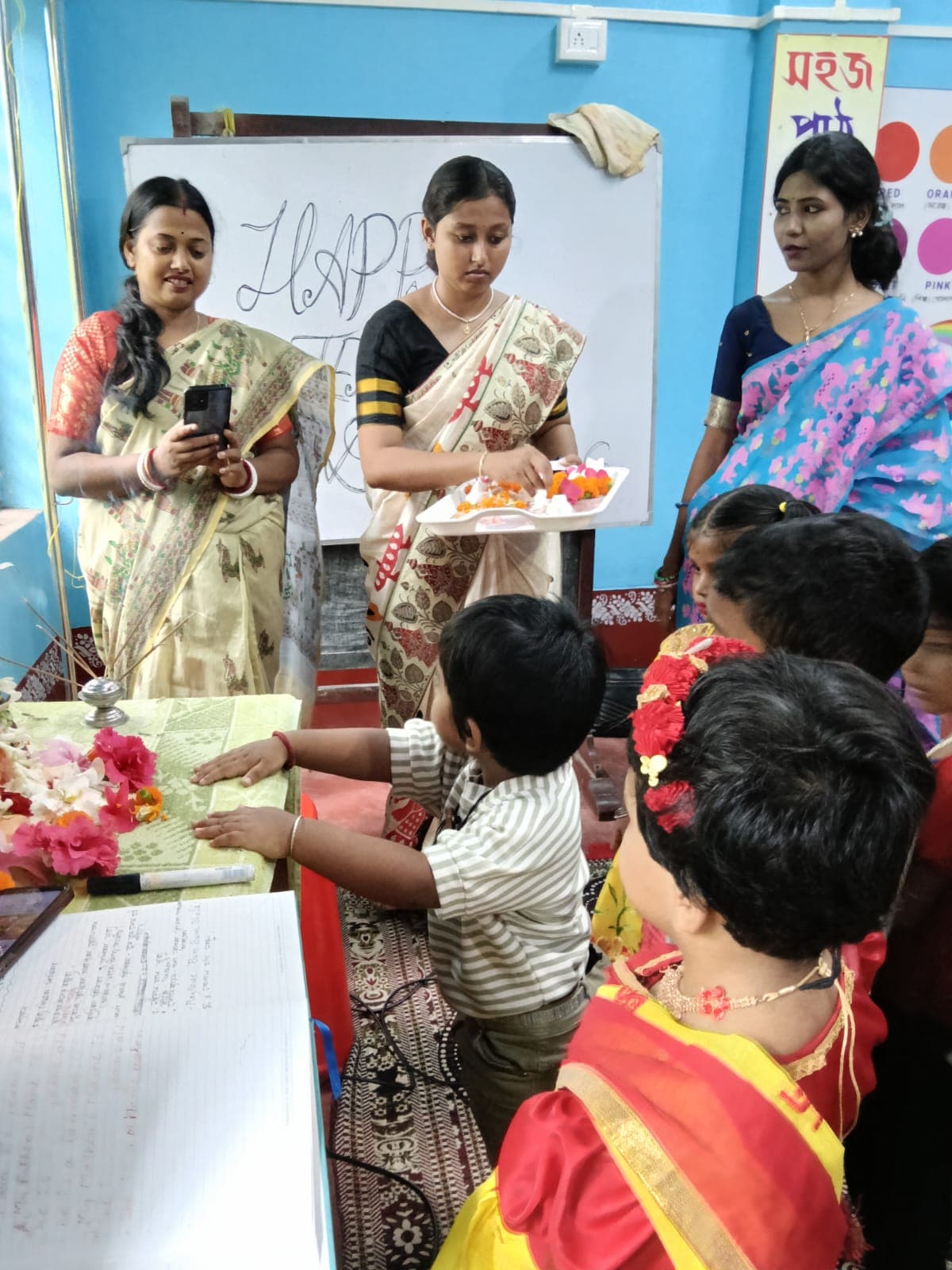 শিক্ষক দিবস উদযাপনে শিক্ষিকাবৃন্দ ও শিক্ষার্থীরা