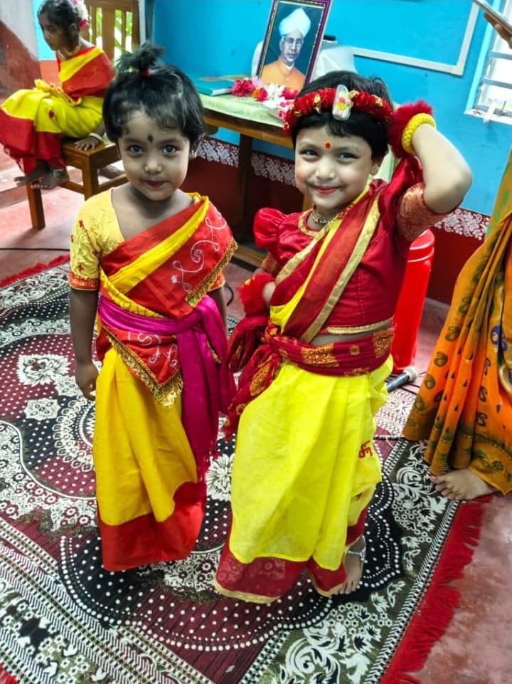 সাংস্কৃতিক পোশাকে শিক্ষার্থীদের মিষ্টি উপস্থিতি