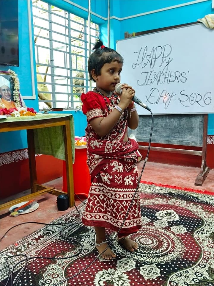 মঞ্চে দাঁড়িয়ে শিক্ষার্থীদের একক আবৃত্তি ও সঙ্গীত