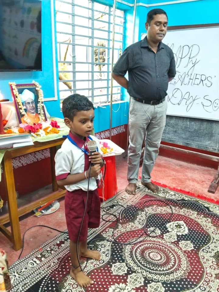 মাইকে স্বরচিত আবৃত্তি পরিবেশন