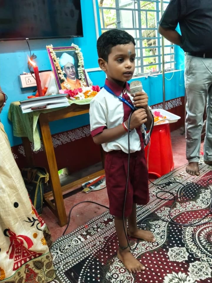 মাইকে স্বতঃস্ফূর্ত ছড়া ও গান পরিবেশনা