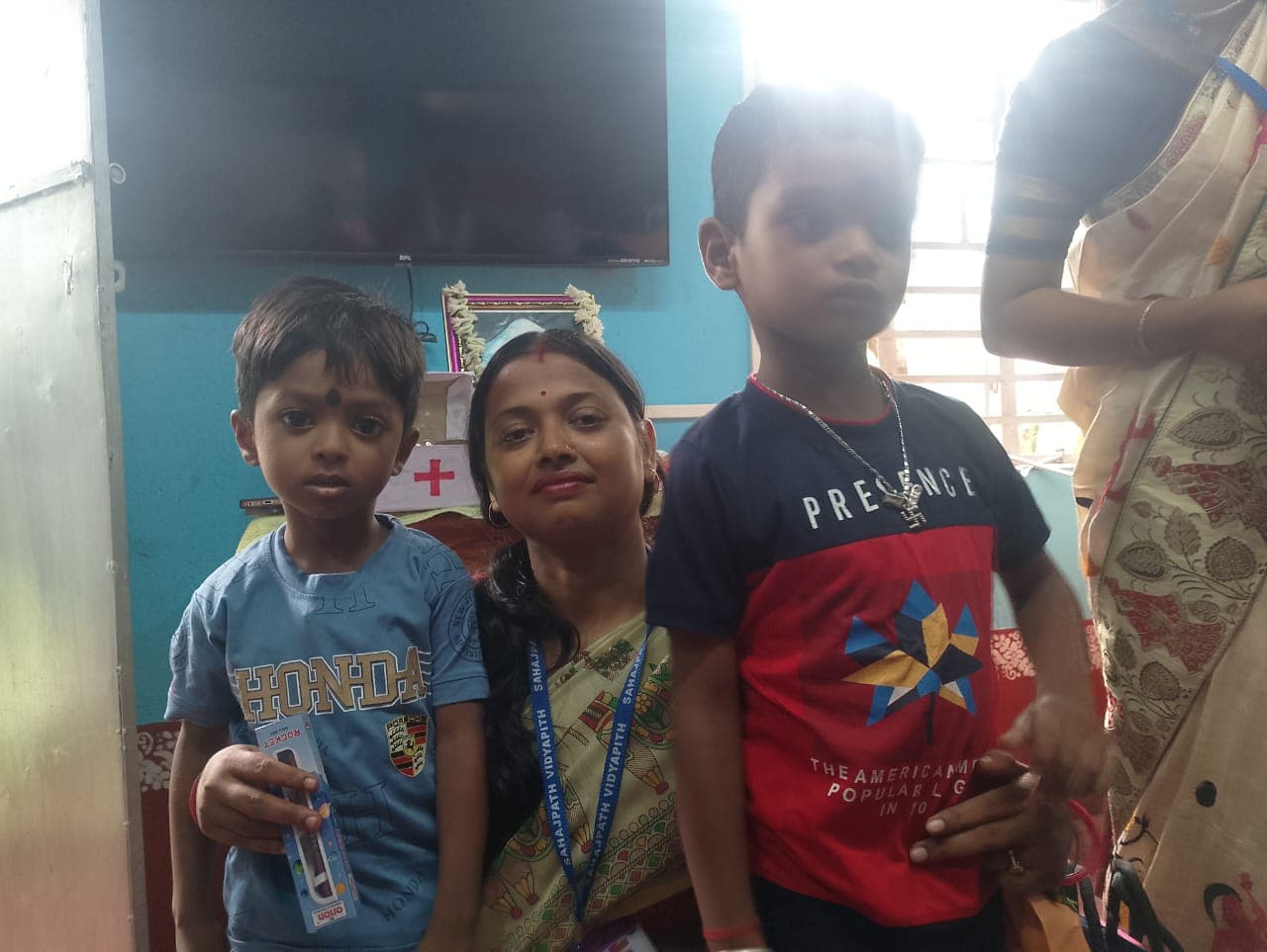 শ্রেণিকক্ষে গ্রুপ স্টাডি ও শিক্ষিকার নির্দেশনা