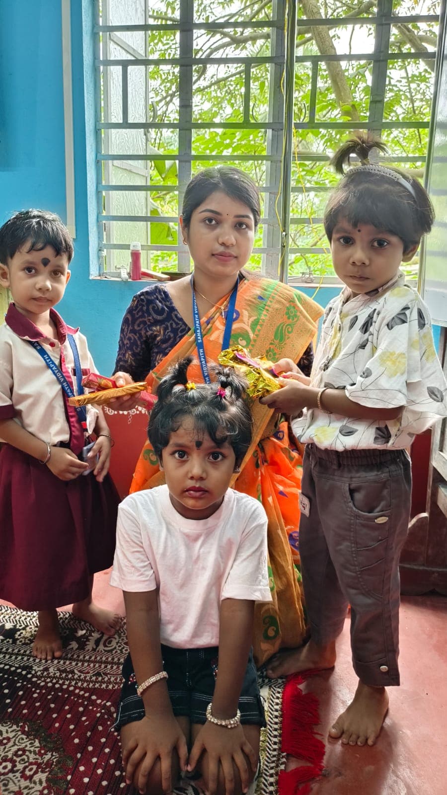 শ্রেণিকক্ষে শিক্ষিকার সঙ্গে আনন্দঘন মুহূর্তে ছাত্রছাত্রী