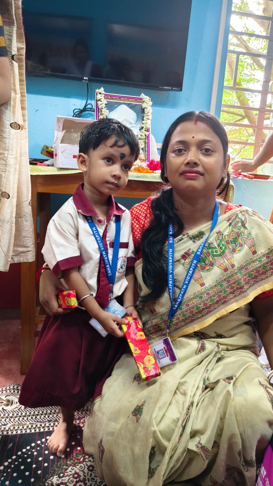 পুরস্কার বিতরণী অনুষ্ঠানে ছাত্র ও শিক্ষিকার আনন্দ মুহূর্ত