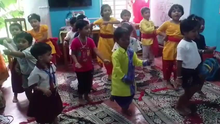 সহজপাঠ বিদ্যাপীঠের শিক্ষার্থীদের সমবেত সাংস্কৃতিক গান ও নাচ