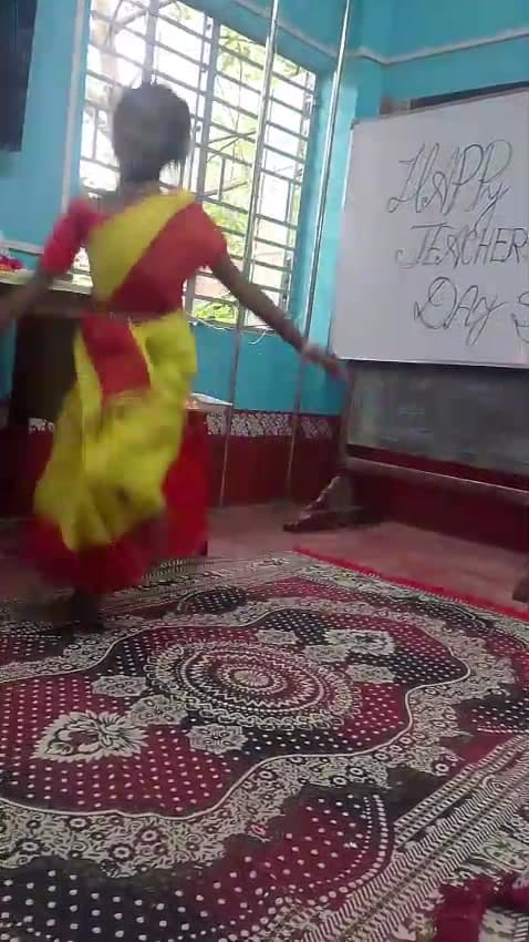 ঐতিহ্যবাহী পোশাকে মনোমুগ্ধকর একক নৃত্য